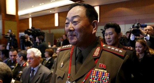 El ministro coreano recientemente fusilado, durante un acto público.