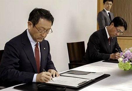 Momento de la firma del acuerdo.