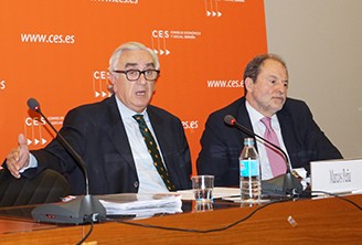 El presidente del Consejo Económico y Social (CES), Marcos Peña, junto al profesor Juan García Blasco, consejero del Grupo Tercero.