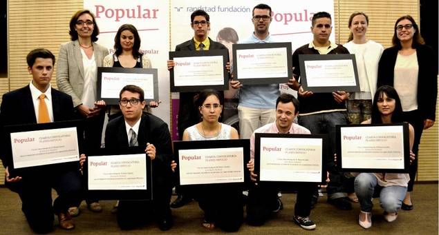 Beneficiarios de la IV edición de Planes Impulso junto con la Directora de Responsabilidad Corporativa de Popular, Ana Gascón; la Directora de la Oficina del Accionista de Popular, Sara López y la Directora de Fundación Randstad, María Viver.