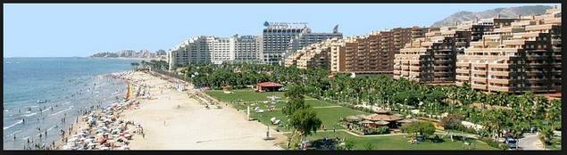 Las playas naturales que bordean las urbanizaciones de Marina d'Or han sido recientemente restauradas con un tratamiento ambiental exquisito y se ha dispuesto un nuevo paso peatonal al borde el mar que la comunica a pie con el centro de Oropesa del Mar.