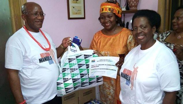 El Embajador Smuts Ngonyama y Sra. su esposa Ngonyama y el Representante de la asociación 'ACES' que trabaja para familias de inmigrantes en riesgo de exclusión social.