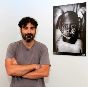 Javier Arcenillas y su obra 'Citizens of despair' (accesit).