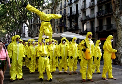 Manifestantes toman Las Ramblas en protesta contra las tasas tóxicas de los bancos