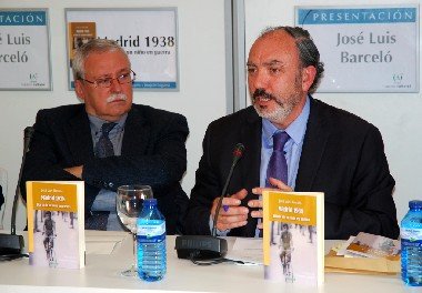 En la foto, Joaquín Leguina junto a nuestro Editor-Director José Luis Barceló, hijo del autor del libro ahora publicado. (Foto: Jesús Calvo, La Información)