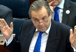 La destitución de Carmona es, según algunas fuentes, el precio que hay que pagar para que el PSOE mantenga contentos a los de Ahora Madrid de Carmena: el portavoz socialista era un 'hueso' duro de roer.