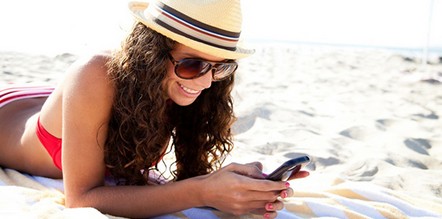 El sol, la humedad y la arena incrementan un 20% el número de reparaciones en los smartphones