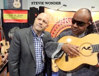Manuel Rodríguez con Stevie Wonder en 2013.