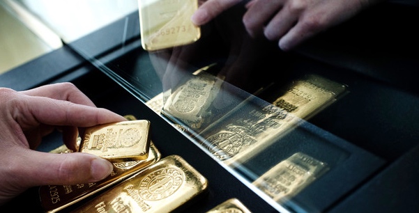 Baja el oro por la fuerza del dólar