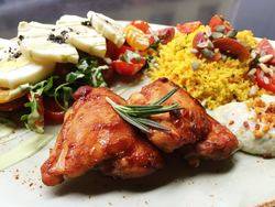 Pollo con ensalada del chef y cucús.
