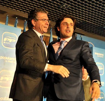 El alcalde de Galapagar, Daniel Pérez ( la derecha), junto al secretario general del PP de Madrid en aquellos momentos, Francisco Granados, durante la presentación de candidatos en Collado Villalba.