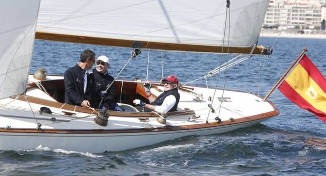 Don Juan Carlos retoma su pasión marinera en la regata de Sanxenxo