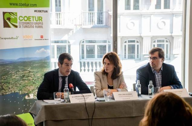 De izquierda a derecha,  Carlos Chaguaceda, Director General de Turismo de la Comunidad de Madrid; Ana Alonso, dircom de Escapadarural.com; Gustavo Nash, presidente de ATUSIMA. 