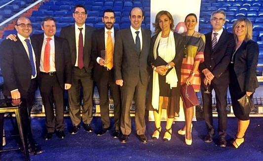 Foto del equipo de Cetelem que recogió el premio. Entre ellos, José Ignacio González-Alemán, director de Operaciones (en el centro) y Franck Vignard (tercero por la izquierda), director Comercial y de Marketing.