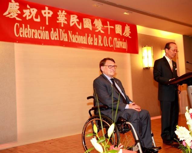 En la fotografía, la intervención del representante de Taiwán en España, Javier Ching-shan Hou, acompañado por el diputado nacional y presidente de la Asociación Independiente de Parlamentarios Amigos de Taiwán, Francisco Vañó.