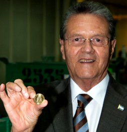 El Sr. Embajador muestra una moneda de 10 centavos de lempira.