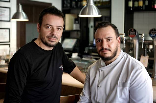 Benja y Jorge son los artífices de la correctísima oferta de 'Taberna Degusta'.