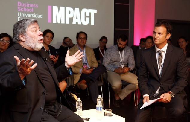 Stephen Wozniak, Cofundador de Apple, junto a Luis Calandre, experto en economía disruptiva.
