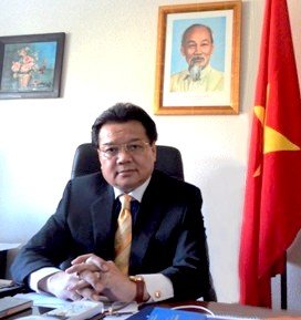 -'Vietnam ha tenido la política que estimula a las empresas disminuir la importación de artículos de consumo lujosos y aprovechar la oportunidad para importar productos y tecnologías modernas'-