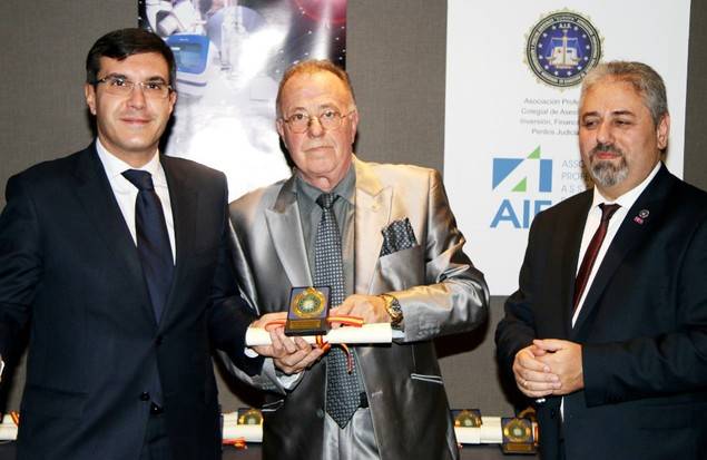 De izquierda a derecha, el Excmo. Sr. D. José Luis Ayllón Manso, Secretario de Estado de Presidencia del Gobierno, y los Ilmos. Sres. D. Antonio Rodríguez, y D. Fernando Lara, Vicepresidentes de AIF, durante la entrega de galardones.