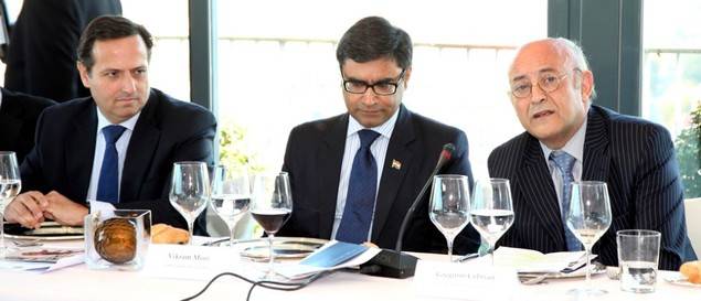 En la imagen, de izquierda a derecha, Juan Pablo Lázaro, presidente del Club Financiero Génova y de la CEIM, el Exmo. Sr. Vikram Misri, Embajador de la India en España y Gregorio Cebrián, CEO de Nexus Fostering Partnership. (Foto © Julia Robles, 2015) 