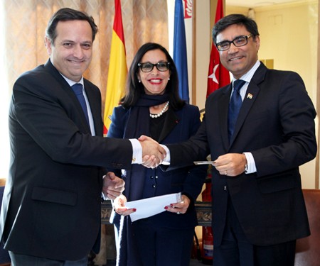 En la foto, un momento de la firma en el LIbro de Honor del Club. De izquierda a derecha, Juan Pablo Lázaro, presidente del Club Financiero Génova, María Luisa de Contes, vicepresidenta del Club Financiero Génova y Secretaria General de Renault España S.A. y  el Exmo. Sr. Vikram Misri, Embajador de la India en España. (Foto © Julia Robles, 2015)