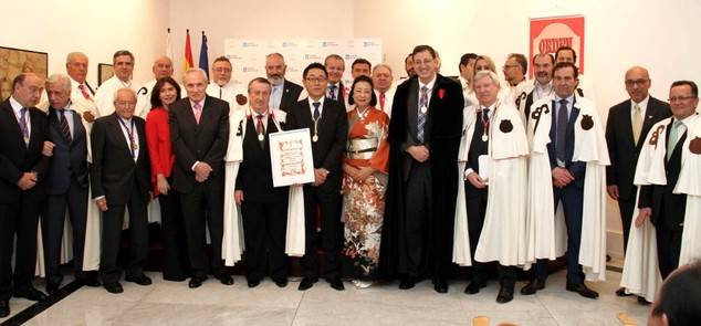 Caballeros y damas de la Orden del Camino de Santiago en la entrega de la Medalla de Oro de la Orden al Embajador de Japón. Tras el Embajador, nuestro Editor-Director José Luis Barceló.
