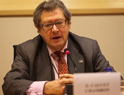 El eurodiputado Enrique Calvet durante una de sus comparecencias.