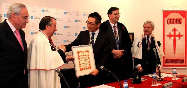En la foto, el secretario general de la Orden, Alfonso Barcia Raposo, entrega el diploma acreditativo al Embajador condecorado. A la derecha, el Gran Maestre de la Orden, Miguel Pampín Rúa, y a la izquierda, el delegado de la Xunta de Galicia en Madrid, y director de la Casa de Galicia, José Ramón Ónega López, quien ejercía de anfitrión.