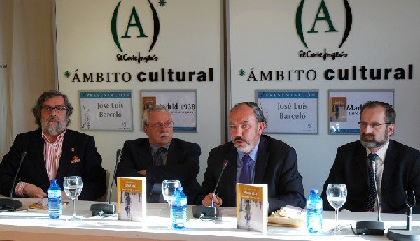 De izquierda a derecha, Ramón Pernas, director de Ambito Cultural, Joaquín Leguina, José Luis Barceló y Gonzalo Sichar, editor de Sepha. (Foto: Jesús Calvo, La Información)