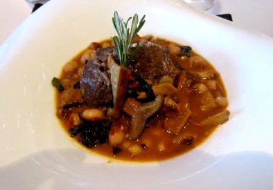 Alubias de La Virgen con setas y carrillera de cerdo ibérico (El Cielo de Urrechu).
