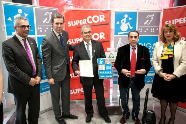 En la imagen que se adjunta con esta nota de prensa aparecen de izquierda a derecha, el consejero de Políticas Sociales y Familia Carlos Izquierdo; el director general de IMQ Iberia, Alejandro García; el director general de Supercor, Jordi Valls; el presidente honorífico de la Fundación Shangri-la, Francisco Miguel Alonso y la directora de la Fundación Shangri-la Esther Bienes.