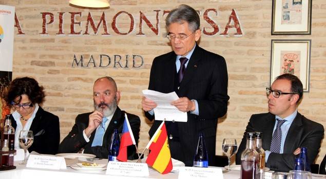 El nuevo representante de Taiwán en España, embajador Simón Ko durante su alocución en el transcurso del almuerzo. A su derecha, nuestro Editor-Director José Luis Barceló.