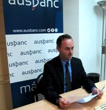 El delegado de Ausbanc en Málaga, Alfredo Martínez, durante la rueda de prensa ofrecida en Málaga esta mañana.