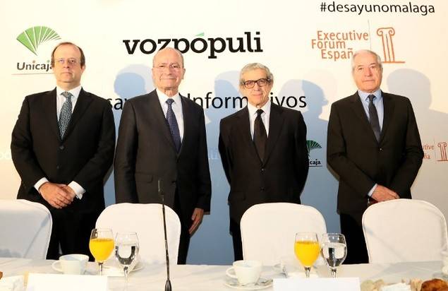 El alcalde de Málaga destaca la transparencia, la honestidad y la descentralización como factores clave de desarrollo democrático