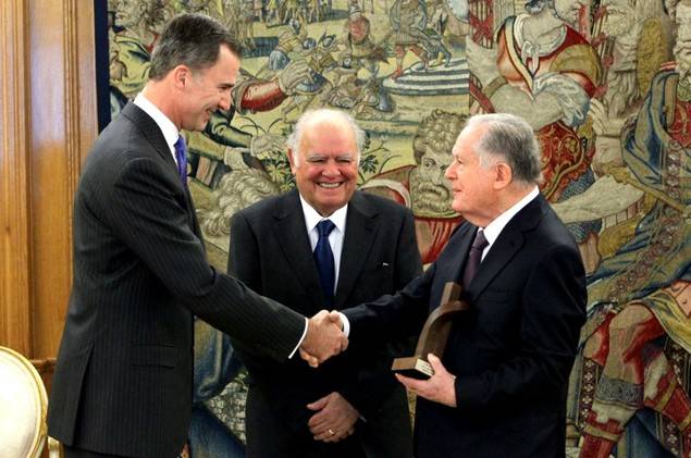 De izquierda a derecha, S.M. El Rey D. Felipe VI, el presidente del jurado y presidente de Honor del CEAL Ibérico, el Sr. Enrique V. Iglesias y el ganador del II Premio Enrique V. Iglesias, el Sr. Luis Carlos Sarmiento Angulo. (Foto © Casa de S.M. el Rey).-