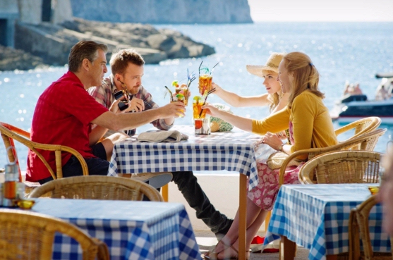Pierce Brosnan, Toni Collete y Aaron Paul, en Mallorca, la playa y el chiringuito de Camp de Mar.