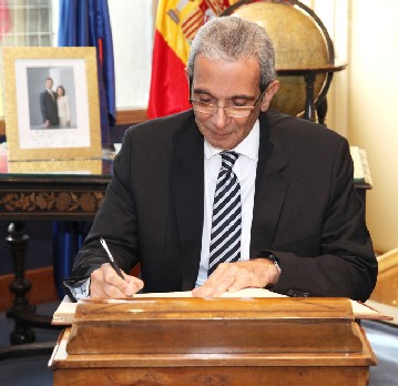 El embajador de Egipto, Ahmed Ismail Abdel Moeti, firma en el Libro de Honor del Club Financiero Génova (Foto © 2016 Julia Robles).