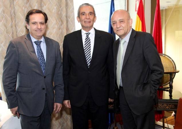 De izquierda a derecha, Juan Pablo Lázaro, presidente del Club Financiero Génova y de la CEIM, el embajador de Egipto Ahmed Ismail Abdel Moeti y Gregorio Cebrián, CEO de Nexus (Foto © 2016 Julia Robles).