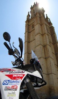 Retor recorre con su Derbi Terra la ruta de los comuneros