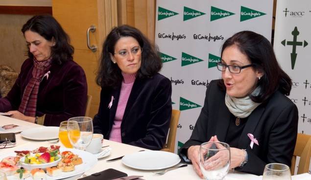 En la foto, de izquierda a derecha, Elsa Amatriaín, consejera de la Aecc Madrid y presidenta del Comité de Relaciones Institucionales; Ester Uriol, Comunicación y Relaciones Externas de El Corte Inglés,  y la Dra. Cristina Cruz Zambrano.