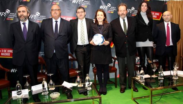 El la presentación tomaron parte el Embajador Conde de Saro, Director de la Oficina del Alto Comisionado para Marca España, Pablo Salazar, Director General de Deporte y Juventud de la Comunidad de Madrid, Carlota Castrejana, Asesora del Secretario de Estado de Deporte, Gregorio Ramírez, Subdirector General de Programas del Ayuntamiento de Madrid, Carlos del Campo, Secretario General de la Liga, Oscar Campillo, Director del Diario Marca, media partner oficial del evento, y en representación de World Football Summit su directora, Marian Otamendi. (Foto © Julia Robles)