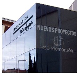 Representantes del Gobierno de Aragón visitan el Centro de Servicios Tecnológicos de Informática El Corte Inglés en Monzón