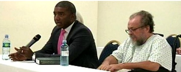 Vladimir Kokorev, en silla de ruedas, junto a su abogado Leonardo Paul Atencio, ante un tribunal de Panamá, en 2015. (Fotografía web Órgano Judicial de la República de Panamá).