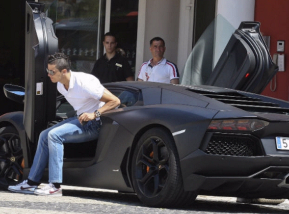Los delanteros del Real Madrid y Barça gastan 340 000 € al año en seguros de coche
