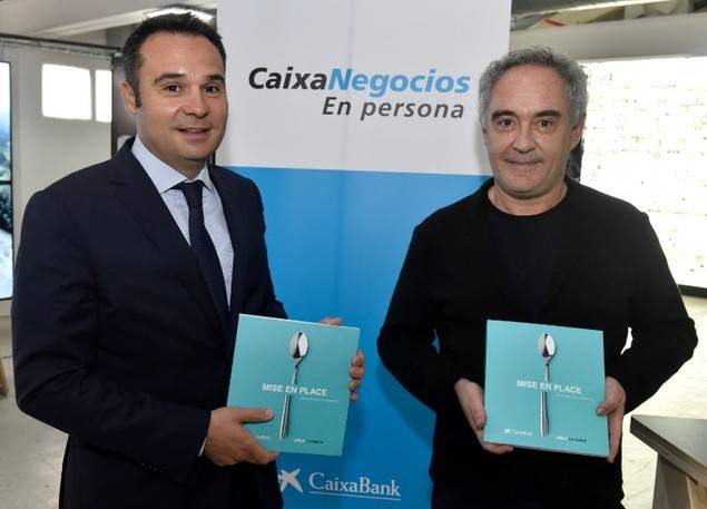 Jordi Nicolau, director territorial de CaixaBank en Barcelona, y Ferran Adriá durante la presentación de la guía.