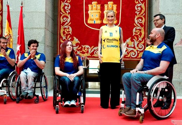 La presidenta de Madrid, Cristina Cifuentes, recibe al CD ILUNION, ganador de Liga, Copa del Rey y Champions Cup de Baloncesto en silla de ruedas