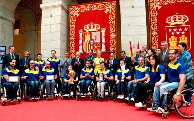 La presidenta de Madrid, Cristina Cifuentes, recibe al CD ILUNION, ganador de Liga, Copa del Rey y Champions Cup de Baloncesto en silla de ruedas
