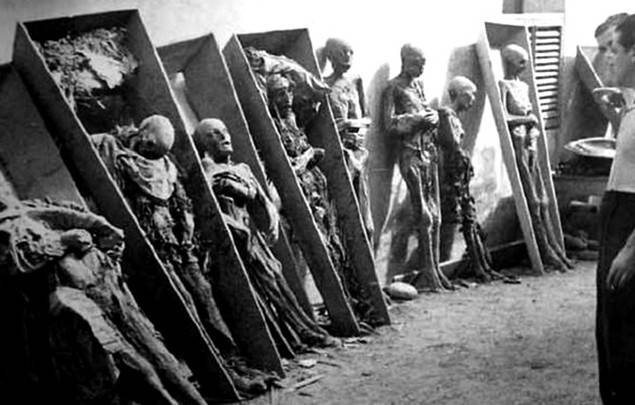 En mayo de 1931 se quemaron conventos y se profanaron las tumbas de los monjes sepultados, a parte de los innumerables robos y saqueos a que se vieron sometidos las propiedades de la Iglesia.