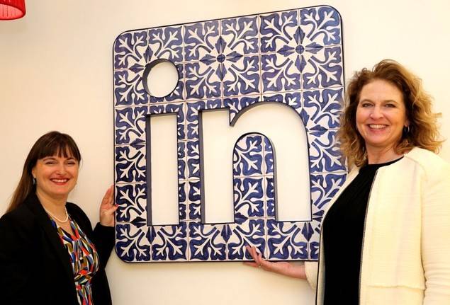 Laetitia Saint-Maur, Head of LinkedIn Marketing Solutions, España y Portugal y Sarah Harmon, Head of LinkedIn Talent Solutions, España y Portugal, durante la inauguración.